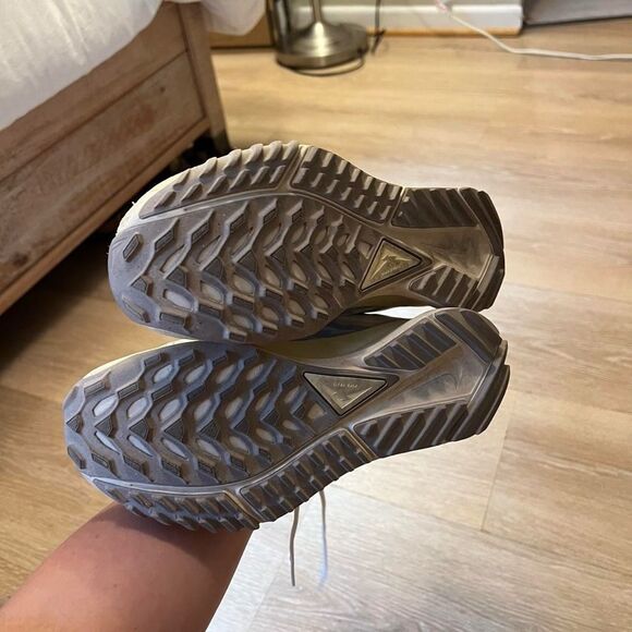 Nike Women's Cream and Blue Running Shoes - Picture 4 of 6